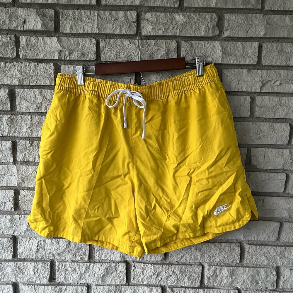 Nike Men’s Yellow Club Woven Lined Glow 6” Inseam Shorts Size XL